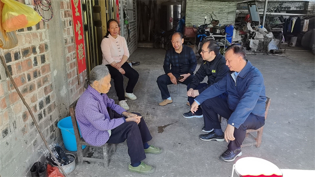 图为走访联系帮扶户现场